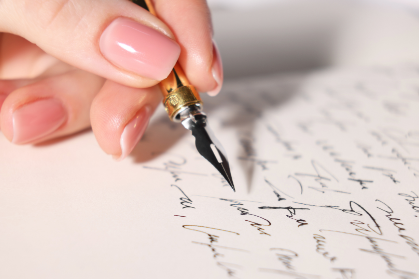 お問い合わせフォームの入力欄を設計するイメージの手書き風景