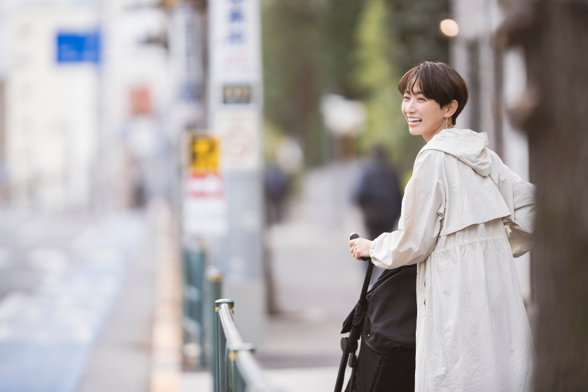 ベビーカーを押しながら街を歩く女性