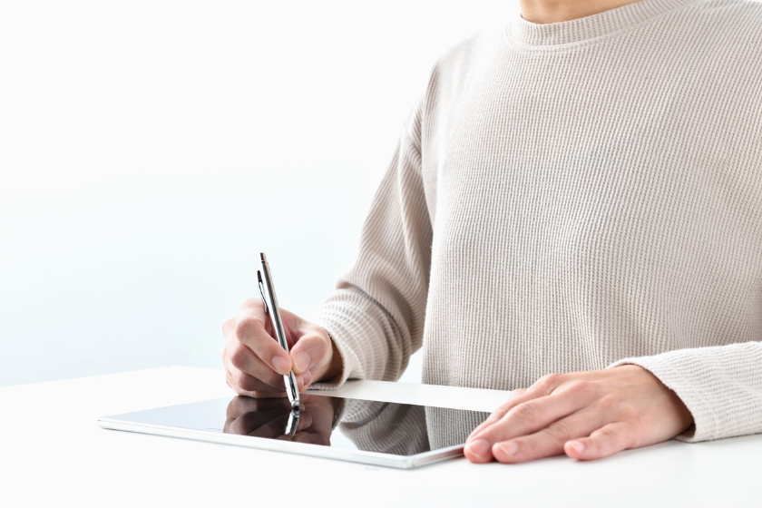 タブレットにペンで書き込む手元。PDF資料を共有しながら説明する場面を表す画像