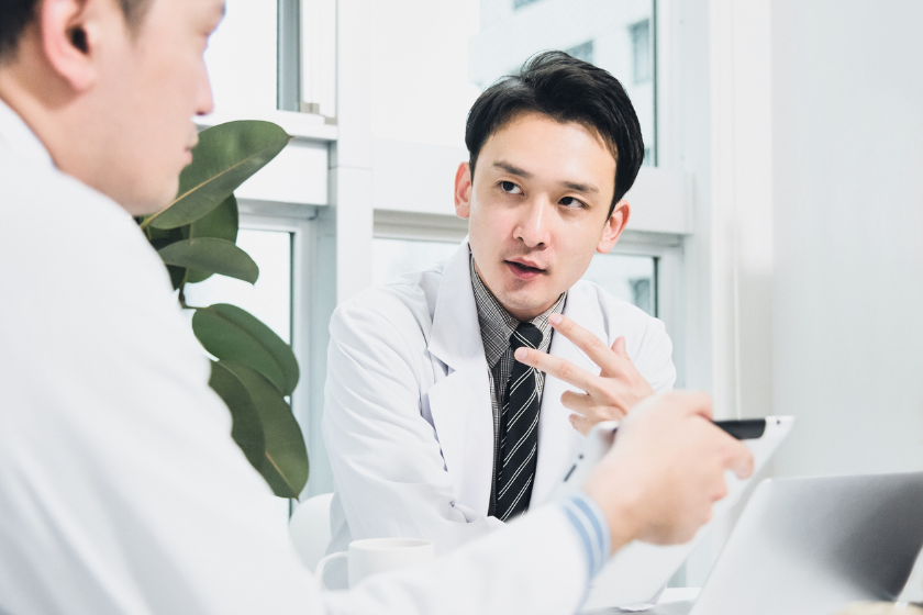 研修後の行動計画について資料を見ながら話し合う研究職の様子