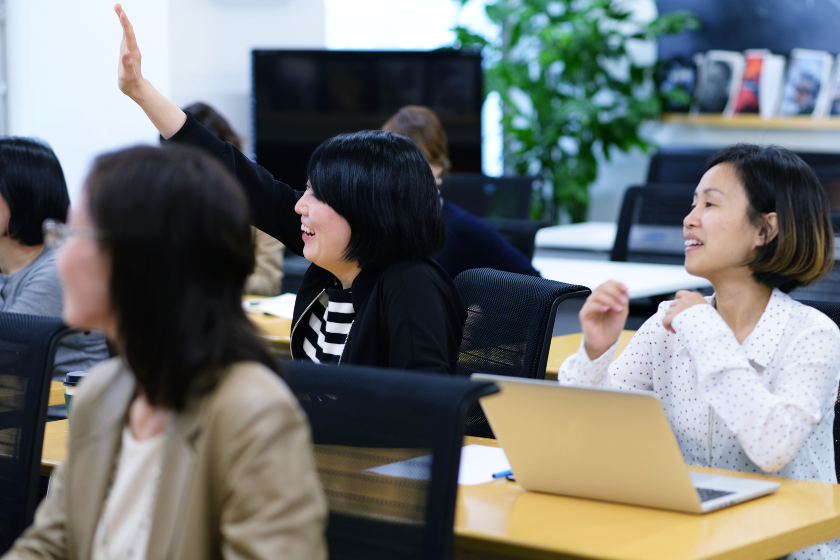 講師と参加者が対話しながら研修を進める様子