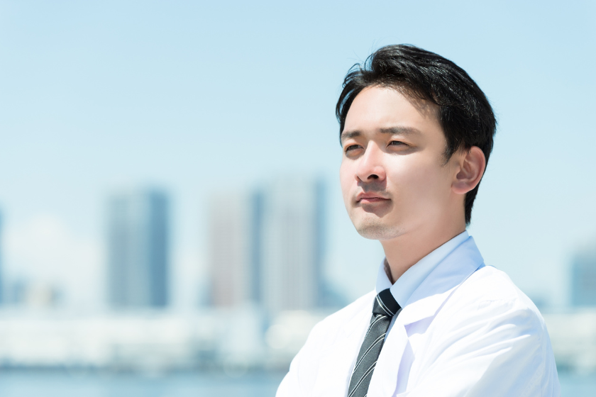 研修内容を社内共有する前に要点を整理する研究職のイメージ