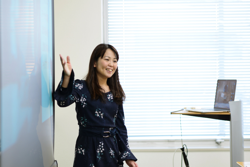研修で講師が目的に沿って説明している様子