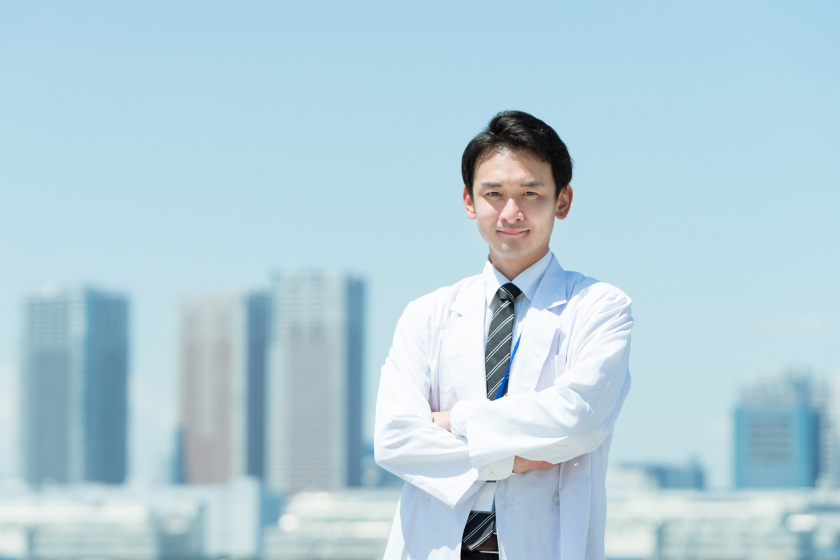 研修後の振り返りを次の実務改善につなげる研究職のイメージ