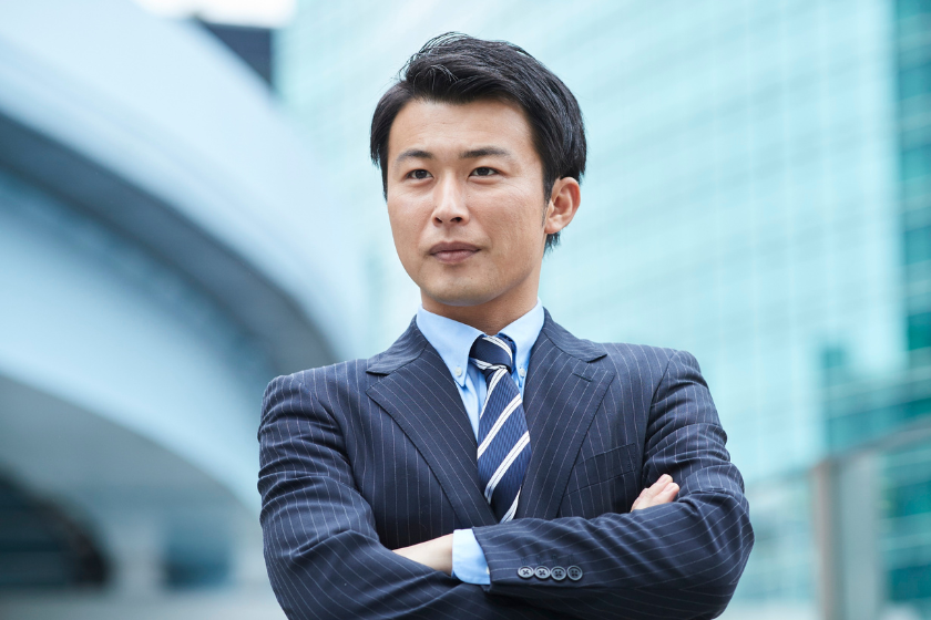 仕事の人間関係で境界線を引く姿勢を象徴するスーツ姿の男性