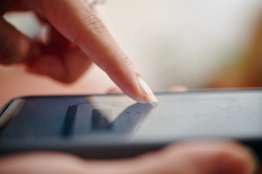 スマートフォンのスケジュールを確認する手元