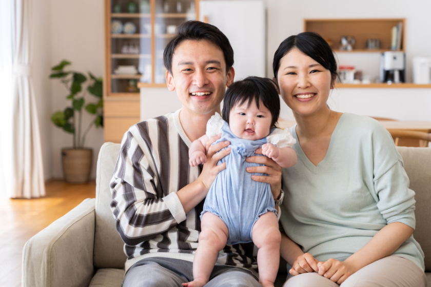 自宅のリビングで子どもを囲んで過ごす家族