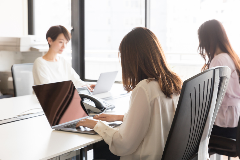 コーポレートサイトのJOURNAL記事設計について作業する女性たち