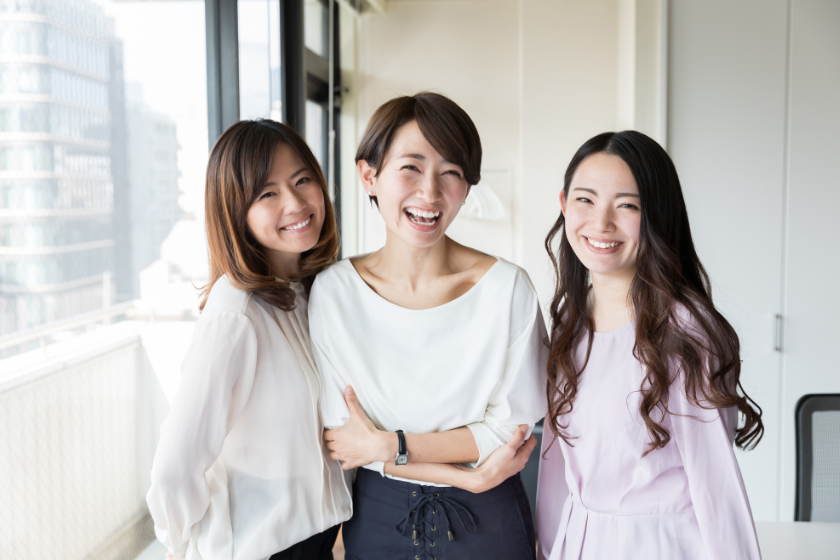 JOURNAL記事から相談につながるCTA設計を確認する女性たち