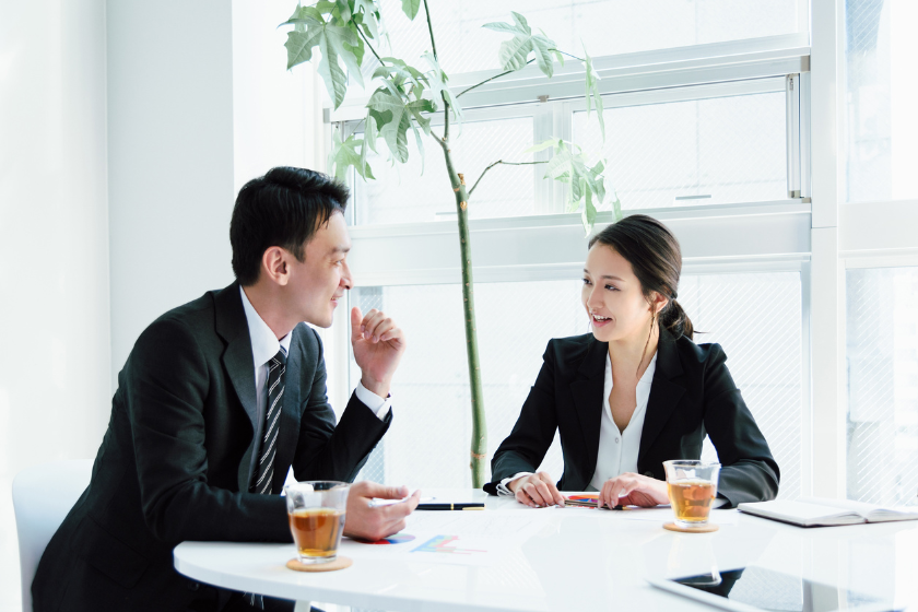 資料を前に事業の専門性や発信テーマについて話し合うビジネスパーソン
