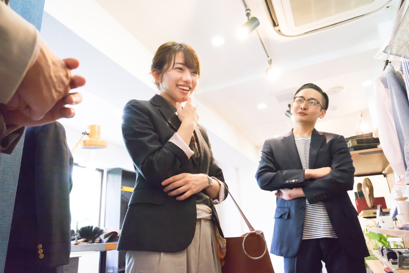 現場で顧客の声を聞きながら記事テーマのヒントを探る様子