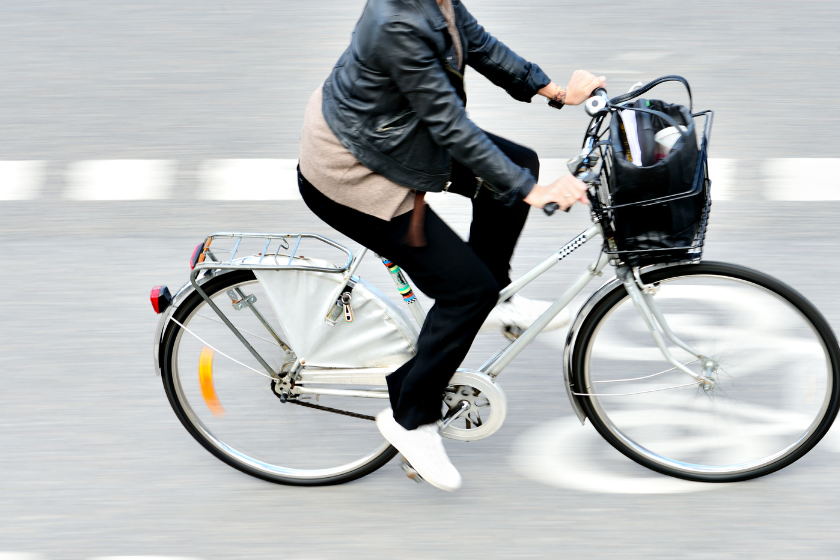 仕事中の移動を思わせる自転車の風景