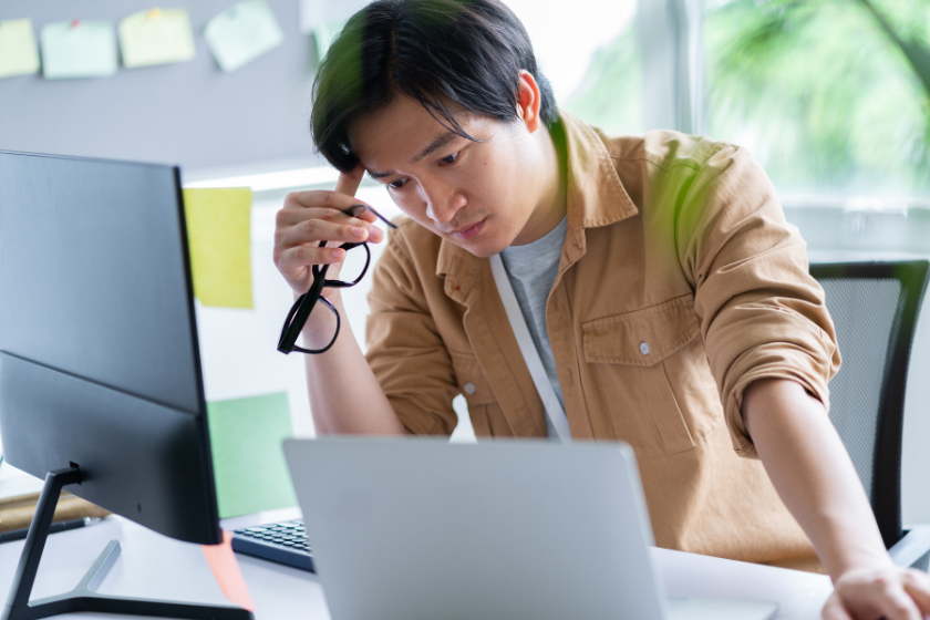 相手の事業や背景を確認しながら、伝える言葉を考えるビジネスパーソン